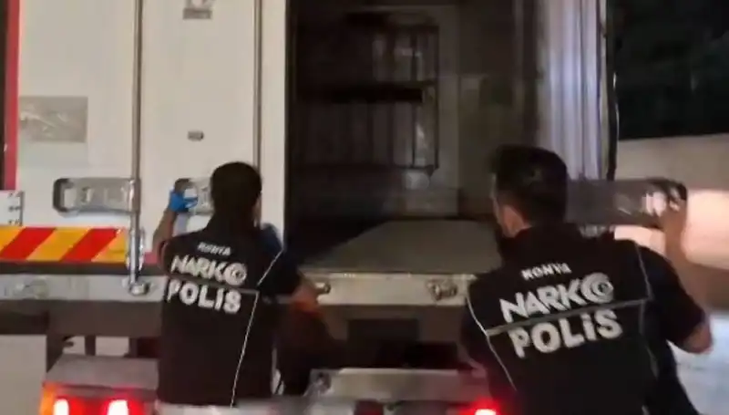 Konya'da Uyuşturucu Operasyonu: Dört Şüpheli Polisi İkna Etti!