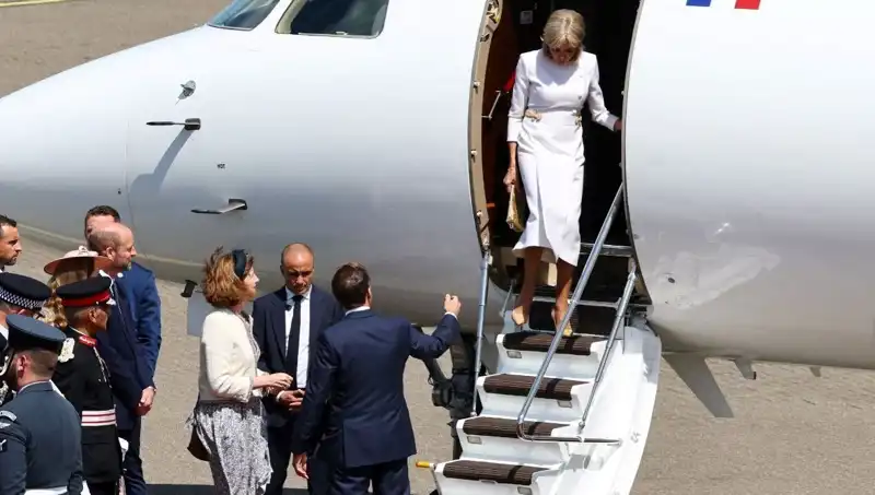 Fransa'da Macron Çifti Arasındaki Kriz Derinleşiyor: Elini Uzattı, Ciddi Bir Sessizlik İçinde Kalıyorlar