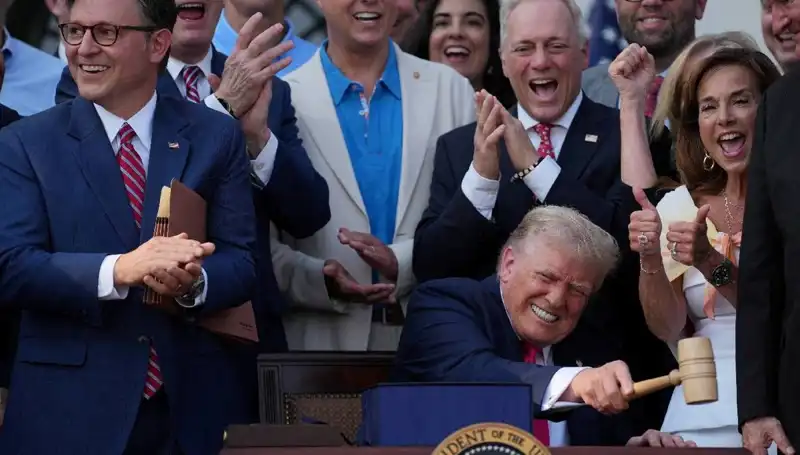Trump, "Büyük, Güzel Yasa Tasarısı"nı İmzaladı: Ekonomi ve Sosyal Politika Değişiyor!