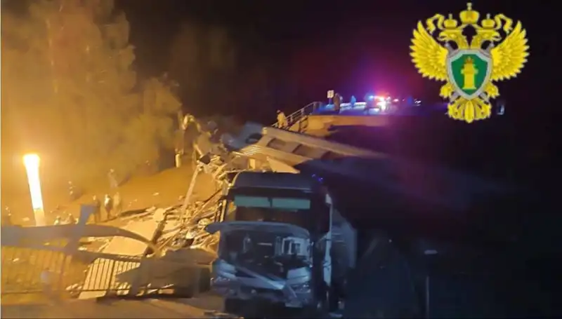 Rusya'da Köprü Çökmesi: Trenin Üzerine Düştü, Can Kaybı ve Yaralılar Var