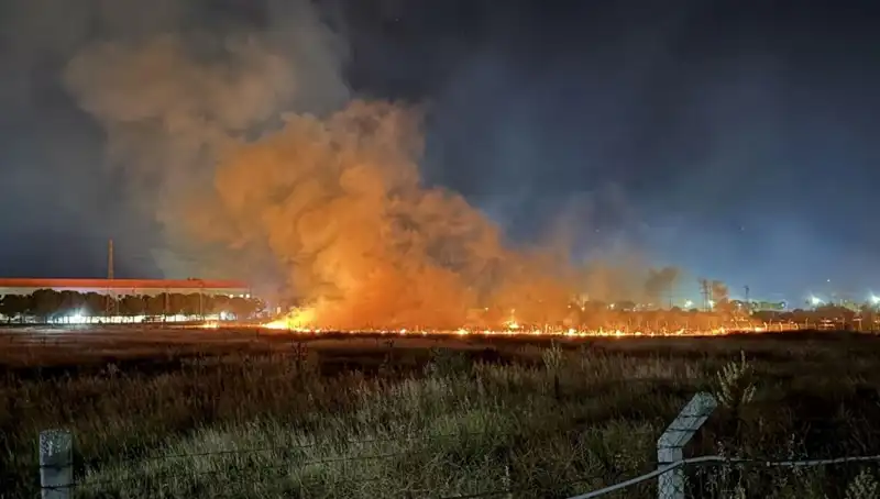İzmir'de Gece Yarısı Yangın Paniği: Halk Sokağa Döküldü