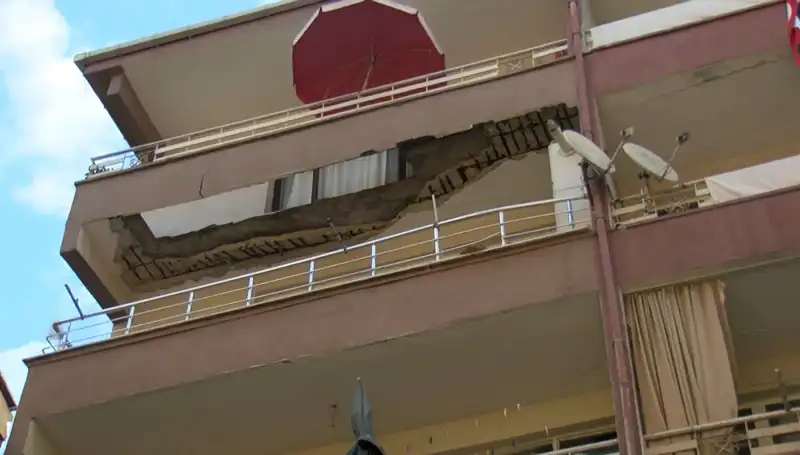 Güngören'de Korku Dolu Anlar: Beş Katlı Binanın Balkonu Aniden Çöktü!