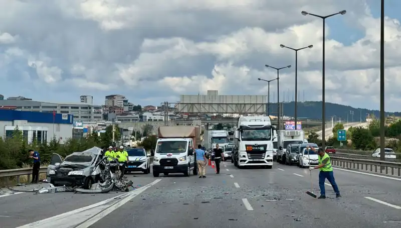 Otoyolda Traffiği Alt Üst Eden Kaza: Üç Kişi Araçta Sıkıştı