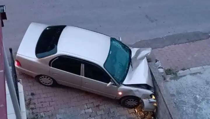 Araç Kontrolünü Kaybetti: Duvara Çarparak Faciayı Aşıladı